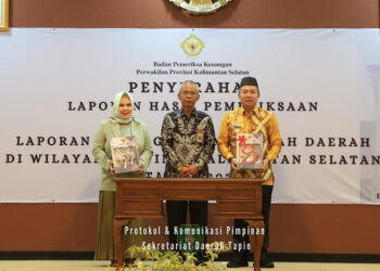 PJ Bupati Tapin M Syarifuddin MPd bersama Wakil Ketua II DPRD Tapin Hj Herny Mustika berfoto bersama Kepala BPK RI Kalimantan Selatan Rahmadi usai penyerahan penghargaan Opini WTP, Selasa (7/6).