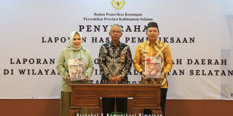 PJ Bupati Tapin M Syarifuddin MPd bersama Wakil Ketua II DPRD Tapin Hj Herny Mustika berfoto bersama Kepala BPK RI Kalimantan Selatan Rahmadi usai penyerahan penghargaan Opini WTP, Selasa (7/6).