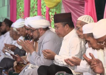 HAUL - PJ Bupati Tapin M Syarifuddin MPd saat menghadiri haul ke 19 KH Ali Noordin Gazali di Masjid Darussalam Cangkring.