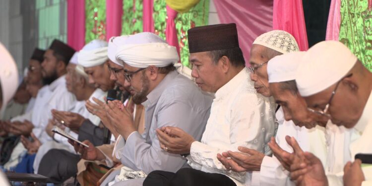 HAUL - PJ Bupati Tapin M Syarifuddin MPd saat menghadiri haul ke 19 KH Ali Noordin Gazali di Masjid Darussalam Cangkring.