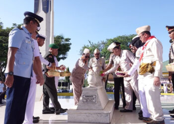 GUBERNUR Kalimantan Selatan H Sahbirin Noor saat memimpin tabur bunga di makam Pahlawan Nasional Brigjen TNI (Purn) H Hasan Basri dalam rangkaian peringatan HUT ke-75 Proklamasi Gubernur Tentara ALRI Divisi IV Pertahanan Kalimantan 