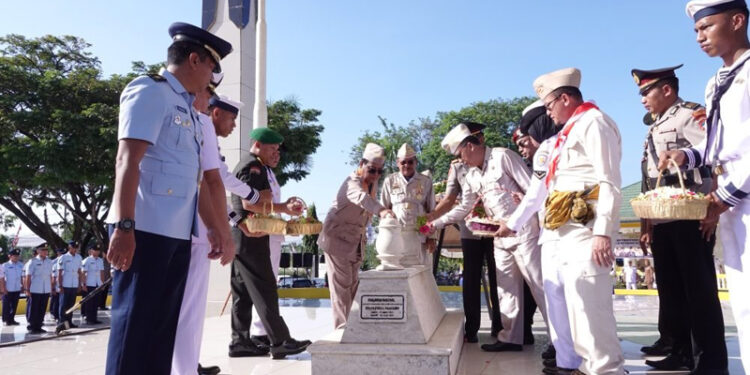 GUBERNUR Kalimantan Selatan H Sahbirin Noor saat memimpin tabur bunga di makam Pahlawan Nasional Brigjen TNI (Purn) H Hasan Basri dalam rangkaian peringatan HUT ke-75 Proklamasi Gubernur Tentara ALRI Divisi IV Pertahanan Kalimantan 
