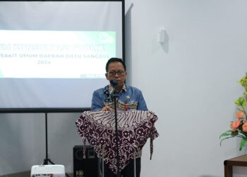 SEKDA Tapin di wakili Staf Ahli Bidang Ekobang H Syafrudin saat membuka konsultasi publik dalam rangka peningkatan pelayanan RSUD Datu Sanggul, Kamis (16/5).