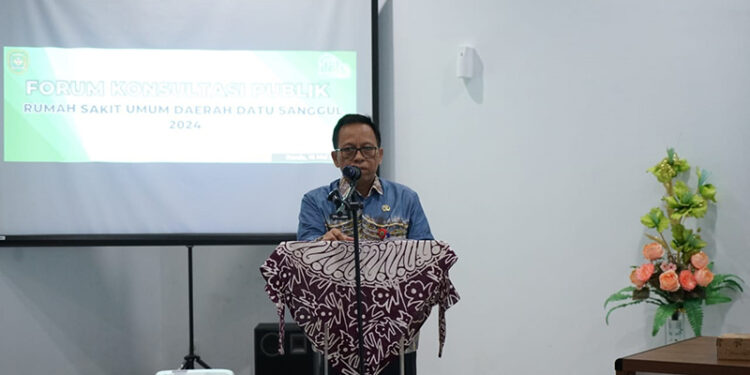 SEKDA Tapin di wakili Staf Ahli Bidang Ekobang H Syafrudin saat membuka konsultasi publik dalam rangka peningkatan pelayanan RSUD Datu Sanggul, Kamis (16/5).