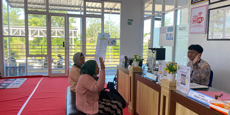 SUASANA SLRT SAPANTUN Dinas Sosial Tapin saat memberikan layanan kepada masyarakat.