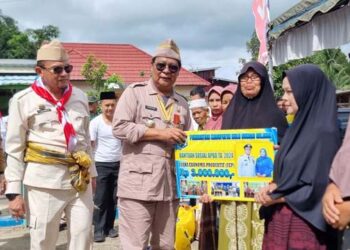 GUBERNUR Kalimantan Selatan, H Sahbirin Noor didampingi Penjabat (Pj) Bupati Hulu Sungai Selatan (HSS) H Hermansyah ketika menyerahkan bantuan kepada masyarakat, bertepatan peringatan HUT ke-75 Proklamasi Gubernur Tentara ALRI Divisi IV Pertahanan Kalimantan di Mandapai, Kabupaten HSS.