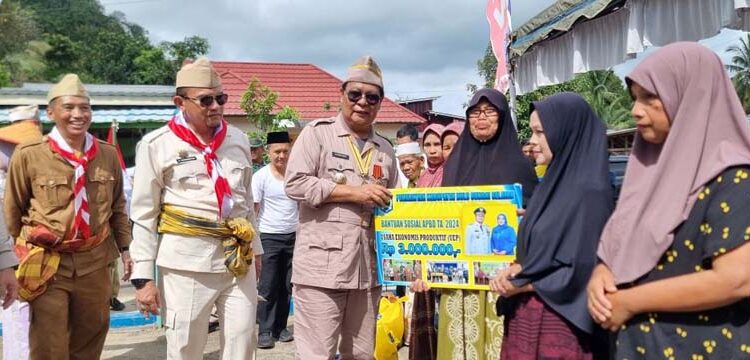 GUBERNUR Kalimantan Selatan, H Sahbirin Noor didampingi Penjabat (Pj) Bupati Hulu Sungai Selatan (HSS) H Hermansyah ketika menyerahkan bantuan kepada masyarakat, bertepatan peringatan HUT ke-75 Proklamasi Gubernur Tentara ALRI Divisi IV Pertahanan Kalimantan di Mandapai, Kabupaten HSS.