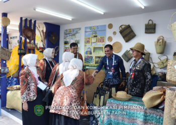 PJ Bupati Tapin M Syarifuddin MPd saat memamerkan produk unggulan UMKM Tapin pada pameran yang di gelar WWF ke-10 di Bali, Sabtu (18/5).