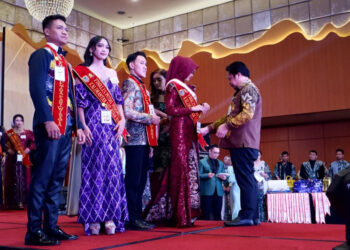 Sekdaprov Kalimantan Selatan, Roy Rizali Anwar saat menobatkan putra putri pariwisata terbaik Kalsel pada ajang Grand Final Putra Putri Pariwisata 2024 di Banjarmasin. 
