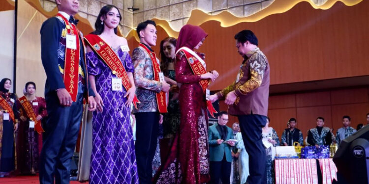 Sekdaprov Kalimantan Selatan, Roy Rizali Anwar saat menobatkan putra putri pariwisata terbaik Kalsel pada ajang Grand Final Putra Putri Pariwisata 2024 di Banjarmasin. 