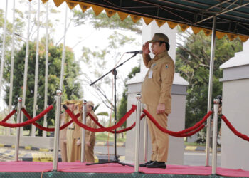 Sekdaprov Kalsel, Roy Rizali Anwar saat menjadi pembina upacara peringatan Hari Kebangkitan Nasional (Harkitnas) 2024 di lingkungan Pemprov Kalsel.