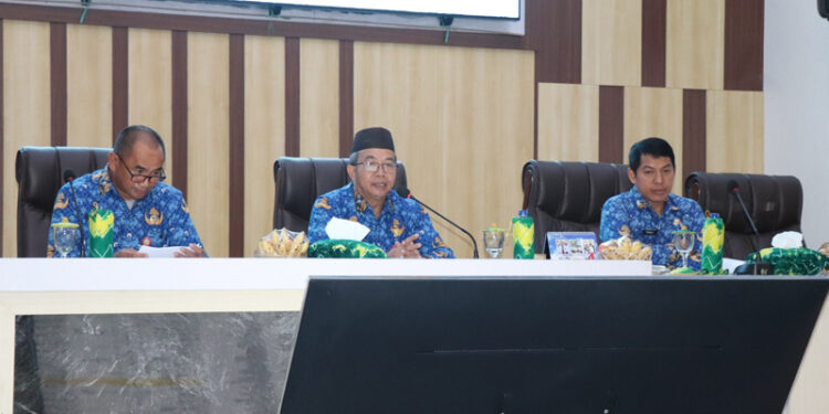 RAPAT KOORDINASI-PJ Bupati Tapin M Syarifuddin MPd saat memimpin rapat koordinasi penyusunan laporan kinerja Triwulan 3 bersama seluruh jajaran.