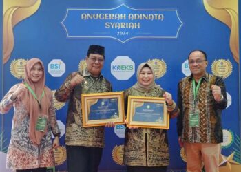 GUBERNUR Kalsel H Sahbirin Noor atau Paman Birin dan istrinya. Hj Raudatul Jannah (Acil Odah) berpose usai menerima Anugerah Adinata Syariah 2024 yang diselenggarakan oleh Komite Nasional Ekonomi dan Keuangan Syariah (KNEKS) di Aula Gedung Syariah Kawasan PIK 2 Jakarta pada Senin (20/5).