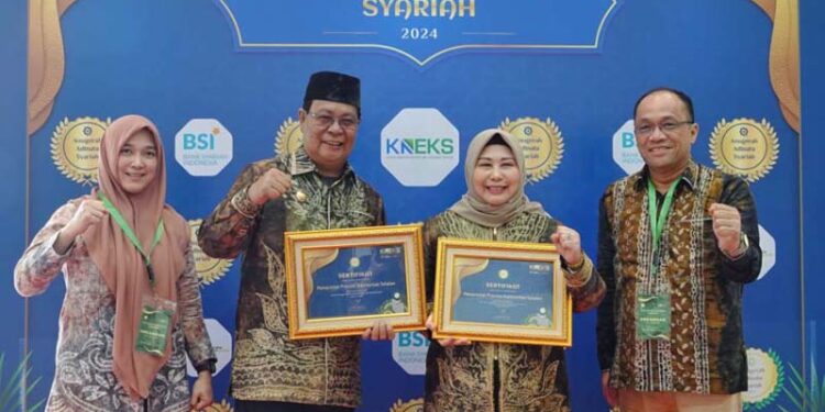 GUBERNUR Kalsel H Sahbirin Noor atau Paman Birin dan istrinya. Hj Raudatul Jannah (Acil Odah) berpose usai menerima Anugerah Adinata Syariah 2024 yang diselenggarakan oleh Komite Nasional Ekonomi dan Keuangan Syariah (KNEKS) di Aula Gedung Syariah Kawasan PIK 2 Jakarta pada Senin (20/5).