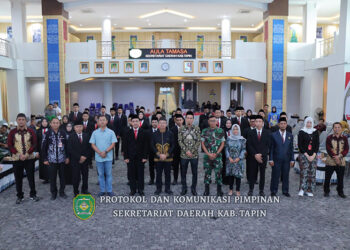 PJ Bupati Tapin M Syarifuddin berfoto bersama usai pelantikan panwascam Pilkada 2024.