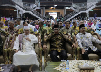 Gubernur Kalimantan Selatan, H Sahbirin Noor bersama Tuan Guru KH Muhammad Wildan Salam dan Ketua DPRD Provinsi Kalsel, H Supian HK saat menghadiri silaturrahmi dengan camat, lurah dan Ketua RT/RW se-Kota Banjarmasin 