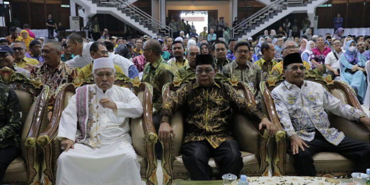Gubernur Kalimantan Selatan, H Sahbirin Noor bersama Tuan Guru KH Muhammad Wildan Salam dan Ketua DPRD Provinsi Kalsel, H Supian HK saat menghadiri silaturrahmi dengan camat, lurah dan Ketua RT/RW se-Kota Banjarmasin 