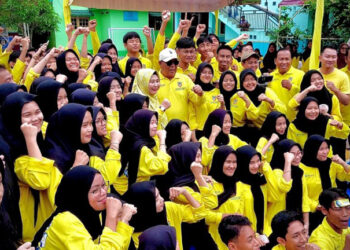 Gubernur Kalimantan Selatan, H Sahbirin Noor bersama Ketua Tim Penggerak PKK, Hj Raudatul Jannah, SKM, MKes atau Acil Odah berfoto bersama tenaga pendidik dan peserta didik SMAN 4 Banjarmasin, disela peresmian German Cinta Banua