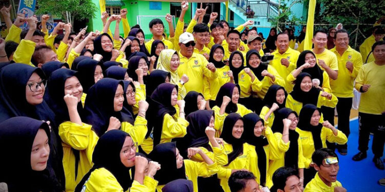 Gubernur Kalimantan Selatan, H Sahbirin Noor bersama Ketua Tim Penggerak PKK, Hj Raudatul Jannah, SKM, MKes atau Acil Odah berfoto bersama tenaga pendidik dan peserta didik SMAN 4 Banjarmasin, disela peresmian German Cinta Banua