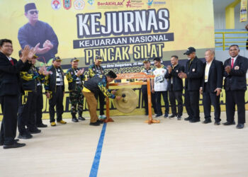 Gubernur Kalimantan Selatan, H Sahbirin Noor memukul gong sebagai tanda dibukanya Kejuaraan nasional (Kejurnas) pencak silat antar PPLP/PPLPD dan SKO se-Indonesia, di Banjarbaru