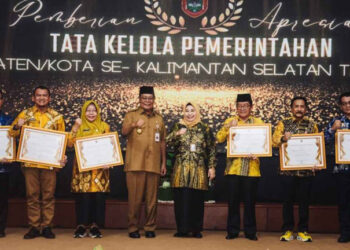 Gubernur Kalimantan Selatan, H Sahbirin Noor bersama isteri, Hj Raudatul Jannah, SKM, MKes atau Acil Odah berfoto bersama bupati dan walikota di Kalsel yang menerima penghargaan pelayanan publik terbaik