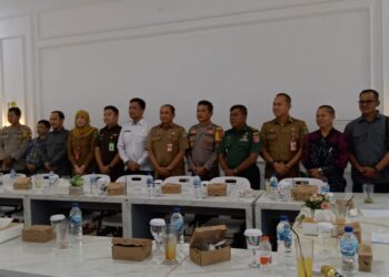 Foto bersama usai rapat koordinasi bersama Forkopimda Tapin yang digelar KPU Tapin menyambut peluncuran Pilkada Tapin tahun 2024.