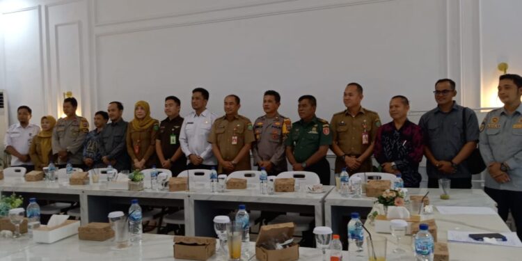 Foto bersama usai rapat koordinasi bersama Forkopimda Tapin yang digelar KPU Tapin menyambut peluncuran Pilkada Tapin tahun 2024.