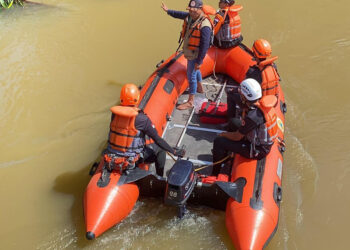 Tim Reaksi Cepat BPBD Provinsi Kalimantan Selatan ketika memantau kondisi banjir di Kabupaten Tanbu.