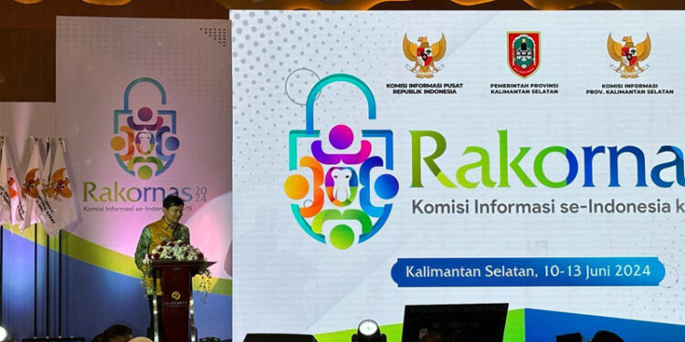 Wakil Ketua Komisi Informasi (KI) Pusat, H Arya Sandhiyudha saat menyampaikan sambutan dan sekaligus membuka seminar nasional yang diselenggarakan Komisi Informasi (KI) di Banjarmasin.