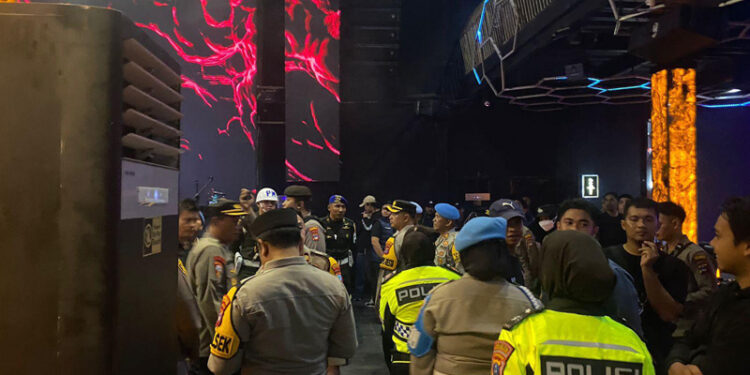 Kapolresta Banjarmasin, Kombes Pol Sabana Atmojo Martosumito saat pimpin razi gabungan di salah satu THM dan Hotel di Banjarmasin.