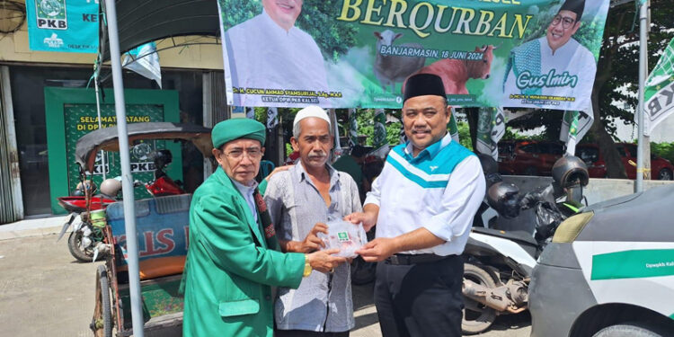 SEKRETARIS DPW PKB Kalsel H Hormansyah di dampingi Ketua Dewan Syuro DPW PKB Kalsel Kiai Syakerani Naseri saat menyerahkan daging kurban kepada tukang becak, Selasa (18/6).