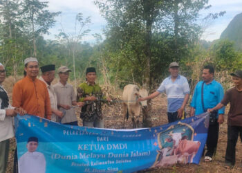 KETUA Harian DMDI Kalsel H Ahmad Rizqon saat penyerahan hewan kurban untuk warga mualaf di Kabupaten HST, Selasa (18/6).