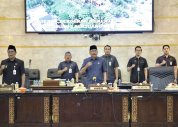 PIMPIN RAPAT - Ketua DPRD Kalsel H Supian HK saat memimpin rapat paripurna terkait penjelasan mengenai empat usulan raperda yang di ajukan Pemerintah Provinsi Kalsel dan di hadiri Gubernur Kalsel Sahbirin Noor, Rabu (19/6) pagi.