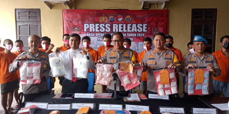 Kapolresta Banjarmasin Kombes Pol Sabana Atmojo didampingi Wakapolresta Banjarmasin AKBP Arwin Amrih Wientama, Kasat Resnarkoba Kompol Prawira Bala Putra Dewa saat press release di Samapta Polresta Banjarmasin.