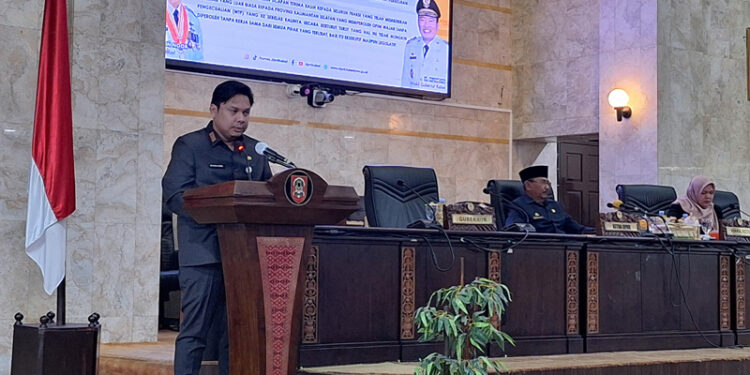 Gubernur Kalsel, H Sahbirin Noor melalui Sekdaprov Kalsel, Roy Rizali Anwar saat menyampaikan sambutan pada rapat paripurna Laporan Pertanggungjawaban Pelaksanaan APBD tahun anggaran 2023 di Banjarmasin.