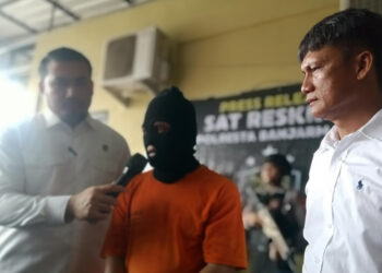 Kasat Reskrim Polresta Banjarmasin AKP Eru Alsepa didampingi Kasi Ipda Sunarmo, Kanit Jatanras AKP Afrus, KBO Iptu Wisnu Prasetya dan Kanit PPA Ipda Fujo Dewanto perlihatkan ayah handung cabuli anaknya.