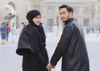 Syahnaz dan Jeje saat umrah.