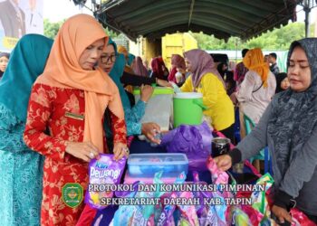Ketua DWP Hj Mashuriyah saat kegiatan pasar murah yang digelar dinas perdagangan kabupaten Tapin menyambut hari raya idul Adha 1445 H