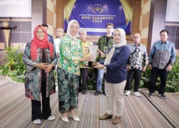 Kepala Dinas Lingkungan Hidup Provinsi Kalimantan Selatan, Hanifah Dwi Nirwana saat menyerahkan penghargaan kepada pihak Chanee Kalaweit dan sejumlah mitra SBI, antara lain PT Pertamina, PT Astra dan PT Pama Persada Nusantara