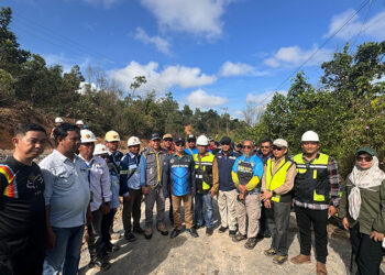 PJ Bupati Tapin M Syarifuddin beserta rombongan saat memantau aset milik pemerintah di Kecamatan Lokpaikat sekaligus meninjau ruas jalan Desa Bitahan Baru yang sempat longsor, Sabtu (8/6).