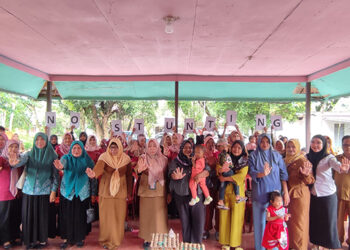 DINSOS melalui Bidang Linjamsos dan TP PKK Kabupaten Tapin berfoto bersama pada kegiatan P2K2 di Desa Lokpaikat kecamatan Lokpaikat.