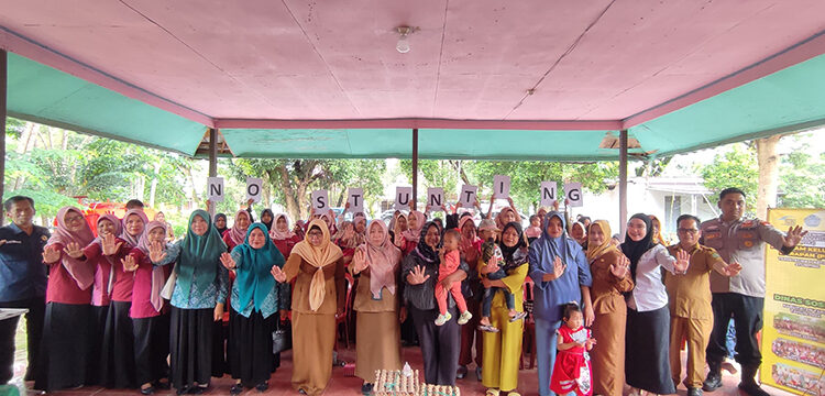 DINSOS melalui Bidang Linjamsos dan TP PKK Kabupaten Tapin berfoto bersama pada kegiatan P2K2 di Desa Lokpaikat kecamatan Lokpaikat.