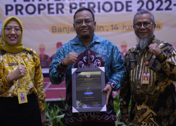 KEPALA DLH Tapin H Nordin berfoto bersama Kepala DLH Kalsel Hanifah Dwi Nirwana dan General Manager PT BRE Feri Januar Feizal.