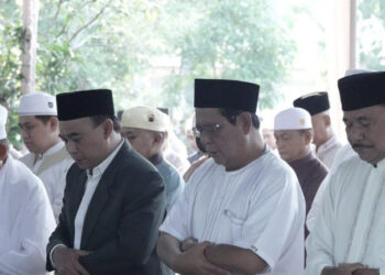 Gubernur Kalimantan Selatan, H Sahbirin Noor saat melaksanakan shalat Idul Adha 1445 hijriyah di kawasan Masjid Raya Sabilal Muhtadin Banjarmasin.