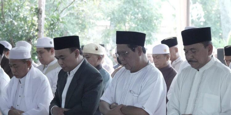Gubernur Kalimantan Selatan, H Sahbirin Noor saat melaksanakan shalat Idul Adha 1445 hijriyah di kawasan Masjid Raya Sabilal Muhtadin Banjarmasin.