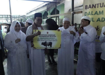 Gubernur Kalimantan Selatan, H Sahbirin Noor didampingi isteri, Hj Raudatul Jannah atau Acil Odah ketika menyerahkan sapi kurban untuk Masjid Raya Sabilal Muhtadin Banjarmasin. 