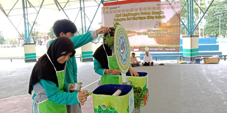 LOMBA kreasi dan inovasi yang di ikuti pelajar SLTP di Tapin dalam rangka memperingati hari lingkungan hidup sedunia yang dilaksanakan DLH Kabupaten Tapin, Rabu (19/6).