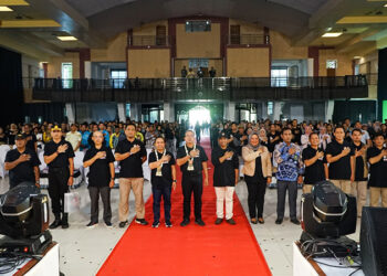 PJ Bupati Tapin M Syarifuddin MPd berfoto bersama Sekda H Sufiansyah, Ketua DPRD Tapin H Yamani, Forkopimda Tapin, dan tamu undangan serta instansi terkait lainnya saat peluncuran Maskot dan Jingle Pilkada 2024 di Pendopo Galuh Bastari, Kamis (20/6).