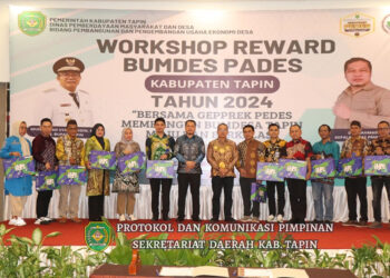 PJ Bupati Tapin M Syarifuddin berfoto bersama Kepala Dinas PMD Drs Rahmadi usai menyerahkan reward kepada bumdes, bumdesma dan camat berprestasi di Kabupaten Tapin.