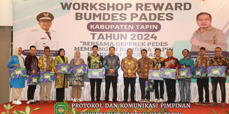 PJ Bupati Tapin M Syarifuddin berfoto bersama Kepala Dinas PMD Drs Rahmadi usai menyerahkan reward kepada bumdes, bumdesma dan camat berprestasi di Kabupaten Tapin.